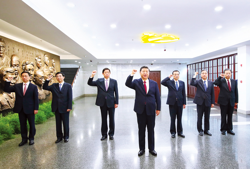 2017年10月31日,中共中央总书记、国家主席、中央军委主席习近平带领中共中央政治局常委李克强、栗战书、汪洋、王沪宁、赵乐际、韩正,瞻仰上海中共一大会址和浙江嘉兴南湖红船。这是31日上午,在上海中共一大会址纪念馆,习近平带领其他中共中央政治局常委同志一起重温入党誓词。 新华社记者 兰红光/摄